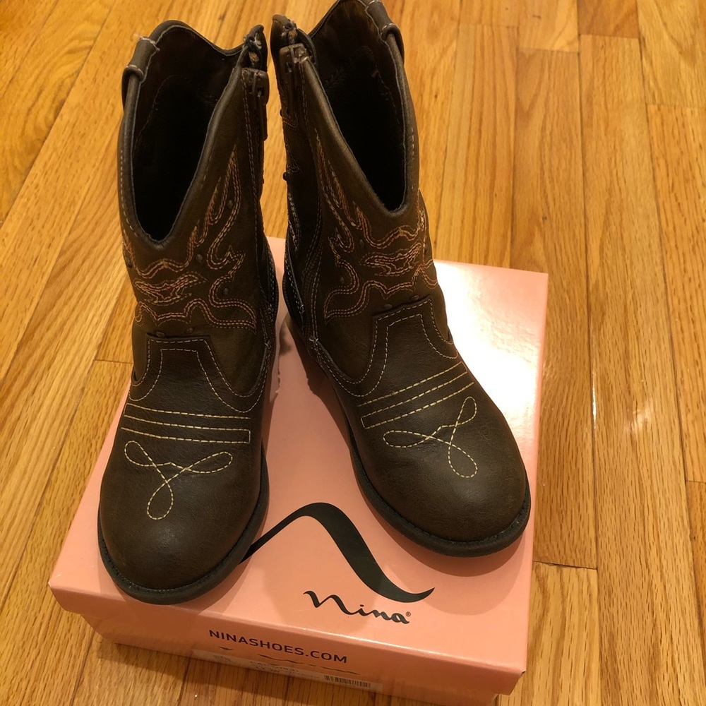 Girl cowboy boots size 11M 💕